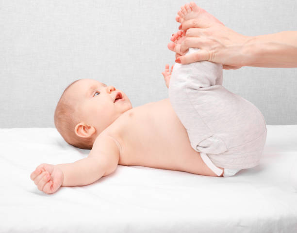 petit bébé recevant le massage de jambe dans la clinique pédiatrique - reflexology massaging recovery sport photos et images de collection