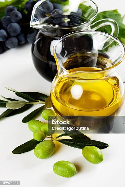 Aceite De Oliva Y Vinagre Balsámico Foto de stock y más banco de imágenes de Aceite de oliva - Aceite de oliva, Aceite para cocinar, Aceituna