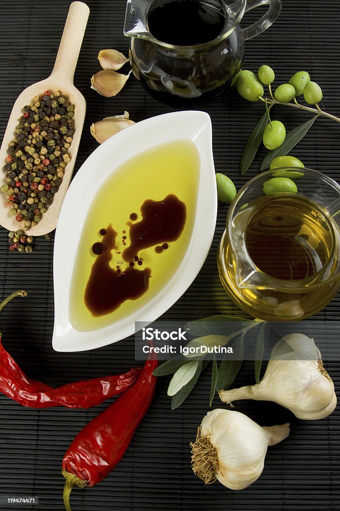 L'huile d'Olive et de vinaigre balsamique - Photo de Ail - Légume à bulbe libre de droits
