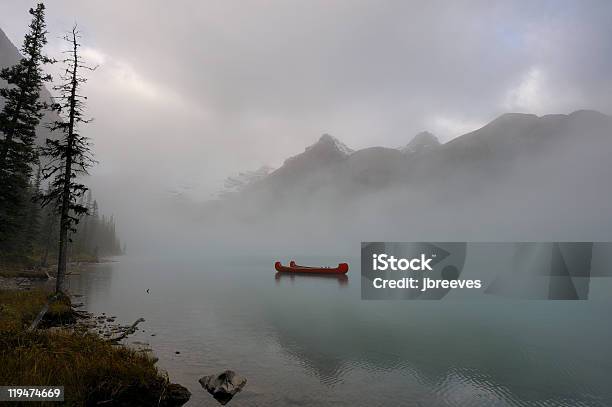 Pokój Na Okopcują - zdjęcia stockowe i więcej obrazów Jezioro Louise - Jezioro Louise, Kanada, Kanadyjka
