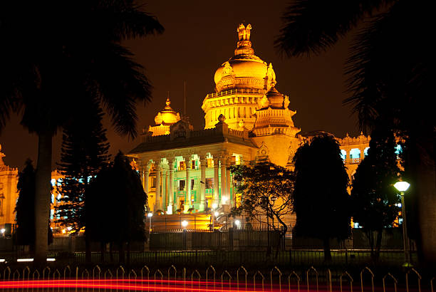 bangalore à noite - bangalore india parliament building vidhana soudha imagens e fotografias de stock