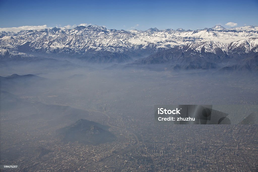 Widok z lotu ptaka na Andy z smog i Santiago, Chile - Zbiór zdjęć royalty-free (Skażenie)