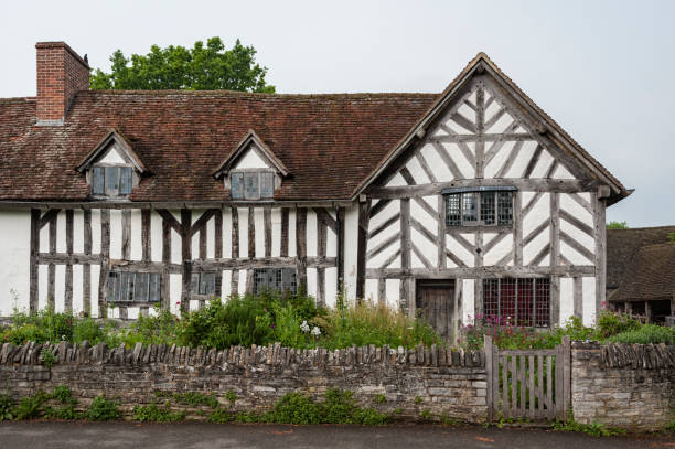 altes historisches haus und bauernhof von mary arden, mutter von william shakespeare, erbaut um das 15. jahrhundert im dorf wilmcote - uk - royal shakespeare theatre stock-fotos und bilder