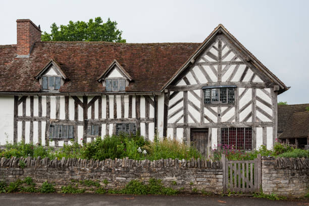 윌리엄 셰익스피어의 어머니인 메리 아덴(mary arden)의 고대 유서 깊은 집과 농장은 15세기에 wilmcote 마을에 지어졌습니다- 영국 - royal shakespeare theatre 뉴스 사진 이미지