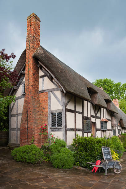 anne hathaways (william shakespeares frau) berühmtes reetgedecktes cottage und garten in shottery, etwas außerhalb von stratford upon avon, england - royal shakespeare theatre stock-fotos und bilder