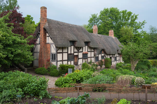 anne hathaways (william shakespeares frau) berühmtes reetgedecktes cottage und garten in shottery, etwas außerhalb von stratford upon avon, england - royal shakespeare theatre stock-fotos und bilder