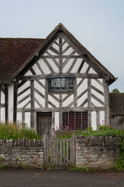 윌리엄 셰익스피어의 어머니인 메리 아덴(mary arden)의 고대 유서 깊은 집과 농장은 15세기에 wilmcote 마을에 지어졌습니다- 영국 - royal shakespeare theatre 뉴스 사진 이미지