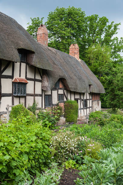 anne hathaways (william shakespeares frau) berühmtes reetgedecktes cottage und garten in shottery, etwas außerhalb von stratford upon avon, england - royal shakespeare theatre stock-fotos und bilder