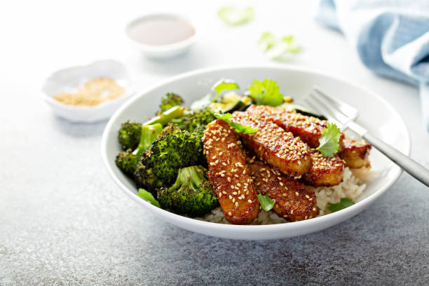 Teryaki tempeh with rice and vegetables
