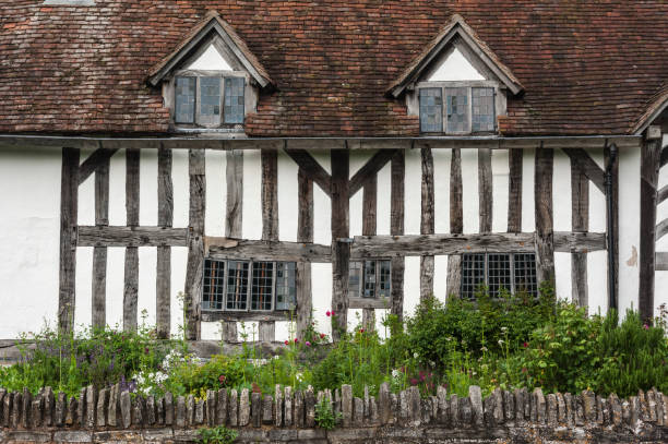 altes historisches haus und bauernhof von mary arden, mutter von william shakespeare, erbaut um das 15. jahrhundert im dorf wilmcote - uk - royal shakespeare theatre stock-fotos und bilder