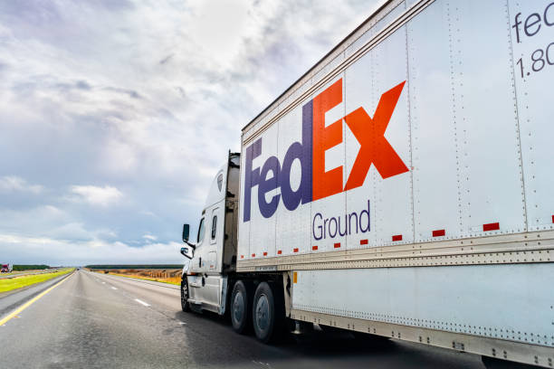 fedex ground truck driving on the interstate - semi truck cargo container mode of transport horizontal imagens e fotografias de stock