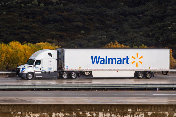 camion de walmart conduisant sur l'interstate - walmart photos et images de collection