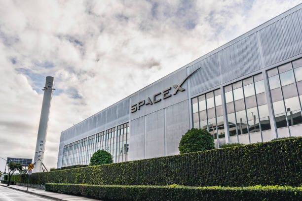 SpaceX headquarters Dec 8, 2019 Hawthorne / Los Angeles / CA / USA - SpaceX (Space Exploration Technologies Corp.) headquarters; Falcon 9 rocket displayed on the left; SpaceX is a private American aerospace manufacturer rocket booster photos stock pictures, royalty-free photos & images