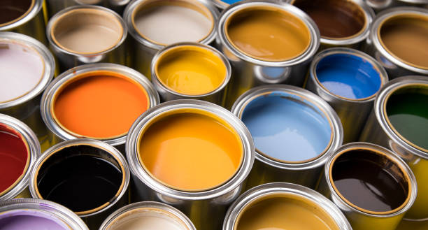 latas de lata do metal com pintura da cor - paint can - fotografias e filmes do acervo