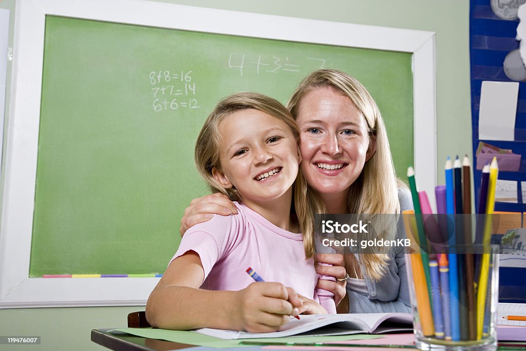 Учитель с молодой Студент в классе письменной - Стоковые фото Обнимать роялти-фри