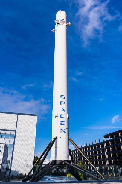 la fusée falcon 9 exposée devant le siège de spacex - rocket booster photos photos et images de collection