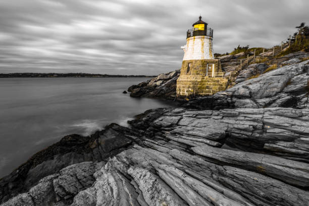 puesta de sol en newport rhode island en el faro de la colina del castillo - england new coastline house fotografías e imágenes de stock