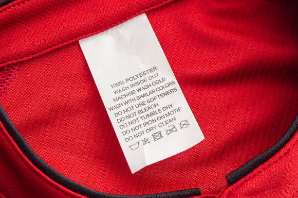 белый прачечная уход стиральная инструкции одежды этикетку на красной майке полиэстер спортивной рубашке - scale industry copy space special стоковые фото и изображения