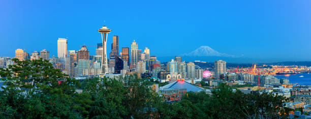 seattle panorama - seattle skyline mt rainier space needle photos et images de collection