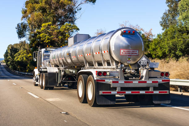 camion de camion-citerne conduisant sur l'autoroute - truck fuel tanker oil semi truck photos et images de collection