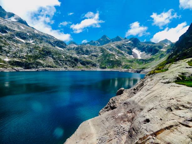 paysage montagneux des pyrénées au bord d’un lac bleu - josianne toubeix photos et images de collection