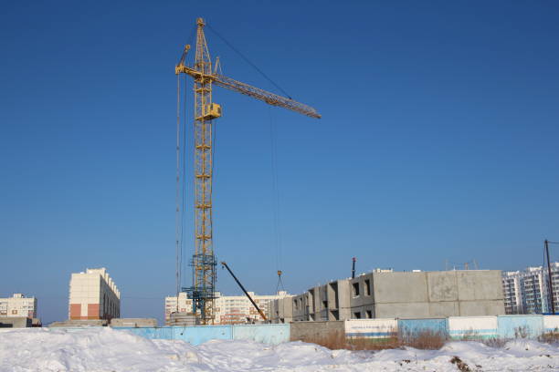 construção de um edifício residencial de vários andares em um local industrial com um guindaste - 3504 - fotografias e filmes do acervo