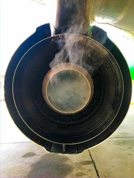 Boeing 737-800 Jet engine exhaust tail pipe smoke floated out