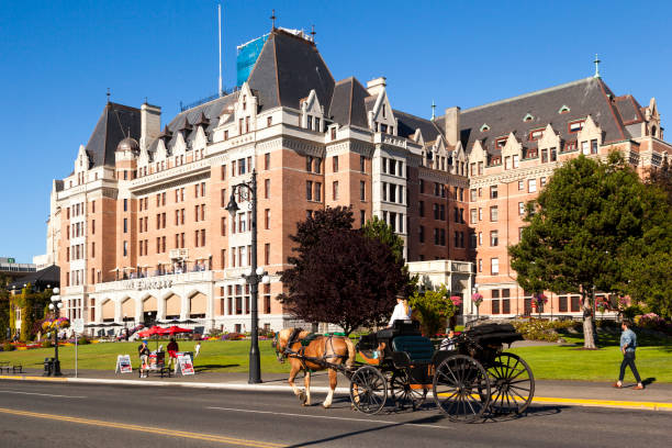 entraîneur avec des touristes - empress hotel photos et images de collection