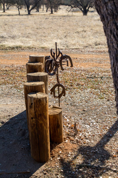 altes hufeisenträger und backboard zum spielen von hufeisen - horseshoe horseshoes old rusty stock-fotos und bilder