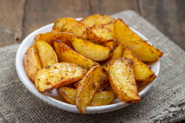 patata al horno con especias. - patata al horno fotografías e imágenes de stock