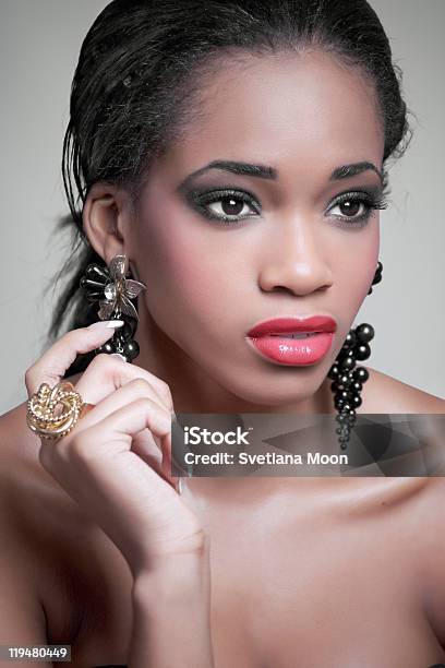 Studio Portret Młoda Kobieta Czarny - zdjęcia stockowe i więcej obrazów Afrykanin - Afrykanin, Biżuteria, Czarny kolor