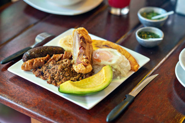 колумбийская типичная еда: бандея пайса - bandeja paisa стоковые фото и изображения