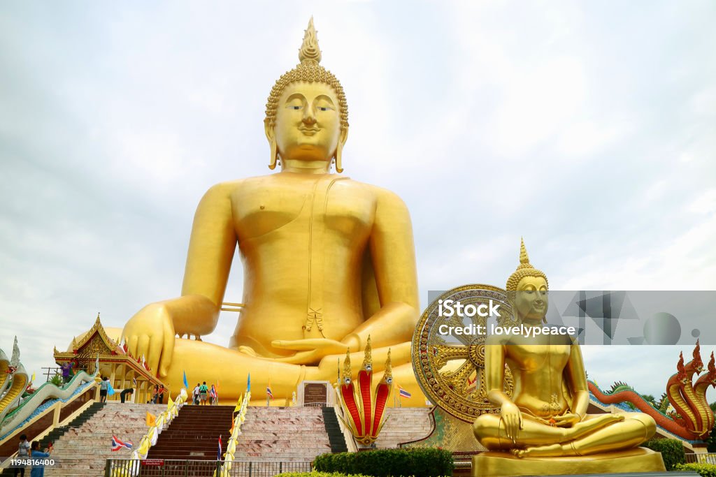 De Grote Boeddha Van 92 Meter Hoge Vergadering Gouden Boeddhabeeld In Wat Muang Tempel In Ang Thong Province Stockfoto en beelden van Boeddha - iStock