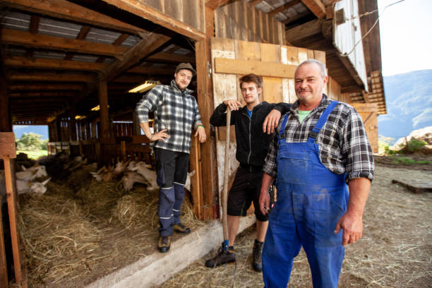 famiglia di allevatori di capre di fronte alla stalla - foto di repertorio - il formaggio di coltivatore foto e immagini stock