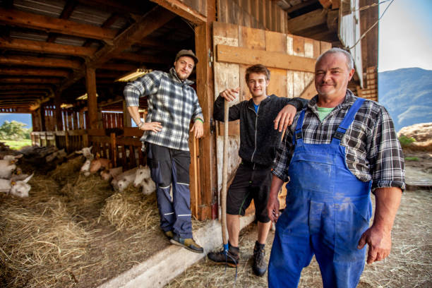 ritratto di famiglia di allevatori di capre in piedi di fronte alla stalla - il formaggio di coltivatore foto e immagini stock