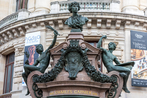 statua al teatro dell'opera di parigi, palais garnier, a parigi, francia è nota per il suo opulento arredamento interno in stile barocco e l'architettura esterna beaux-arts. - grand beaux arts foto e immagini stock