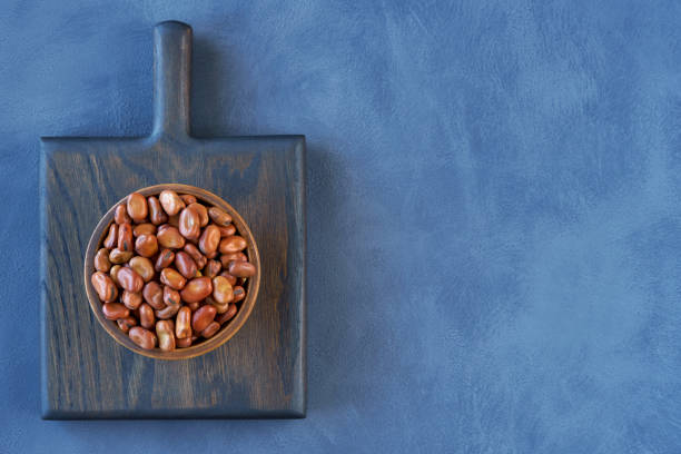 木製のボウルに乾燥したファバビーン。コピースペース付きのトップビュー - broad bean bean bowl brown ストックフォトと画像