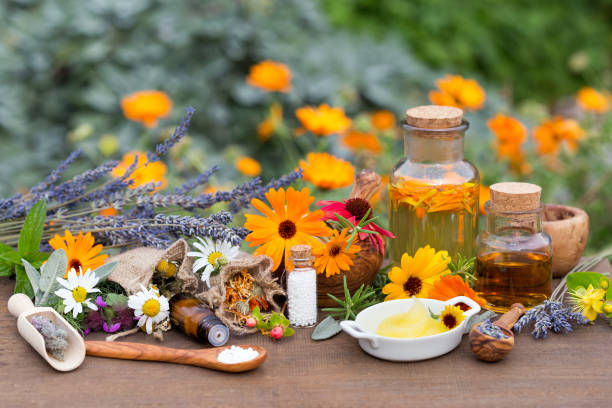 medycyna homeopatyczna na drewnianym stole - homeopatia zdjęcia i obrazy z banku zdjęć