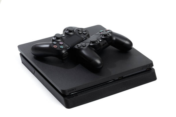 russland, 24. oktober 2019: sony playstation 4 spielkonsole und controller, nahaufnahme auf weißem hintergrund. - video game gamepad black isolated on white stock-fotos und bilder