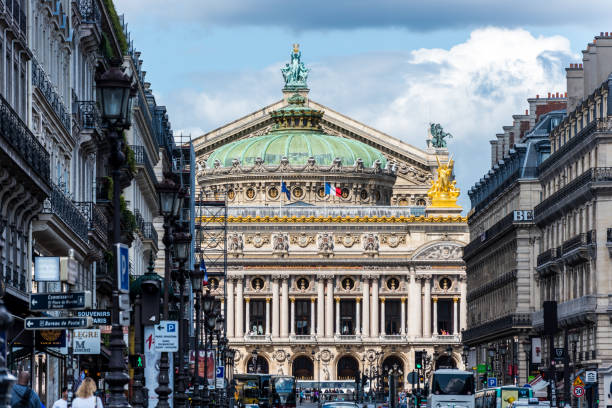 vista frontale del teatro dell'opera di parigi, palais garnier, a parigi, francia è noto per il suo opulento arredamento interno in stile barocco e l'architettura esterna beaux-arts. - grand beaux arts foto e immagini stock