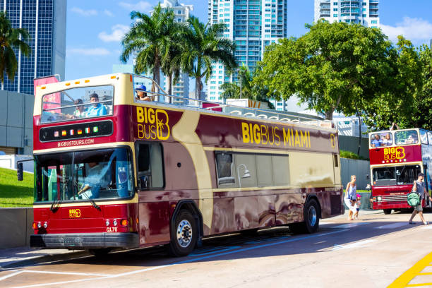 los tours en autobús big bus miami hop-on hop-off son una forma popular de ver la ciudad. - editorial tourist travel destinations bus fotografías e imágenes de stock