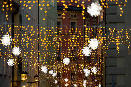 Gesandtenstraée en Ratisbona con decoración de cadena de luz navideña durante la noche photo