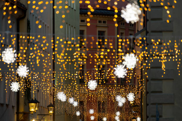 레겐스부르크의 게산텐슈트라세(gesandtenstraße)와 크리스마스 라이트 체인 장식 - bayern 뉴스 사진 이미지
