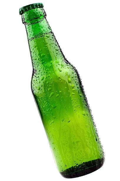 green bierflasche mit wassertropfen - rynioproductions stock-fotos und bilder