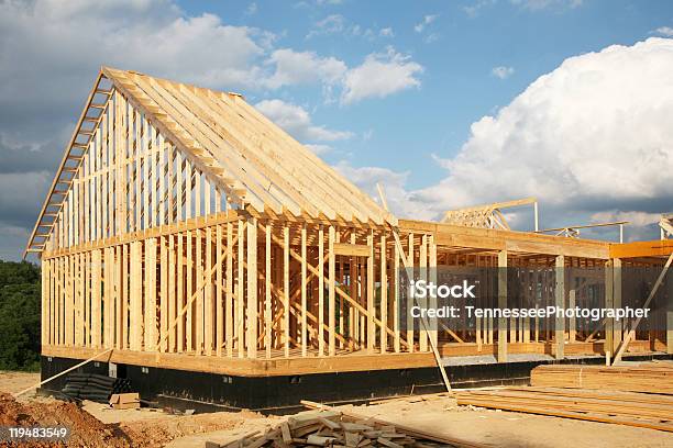 Foto de Casa Em Construção e mais fotos de stock de Armação de Construção - Armação de Construção, Arquitetura, Azul