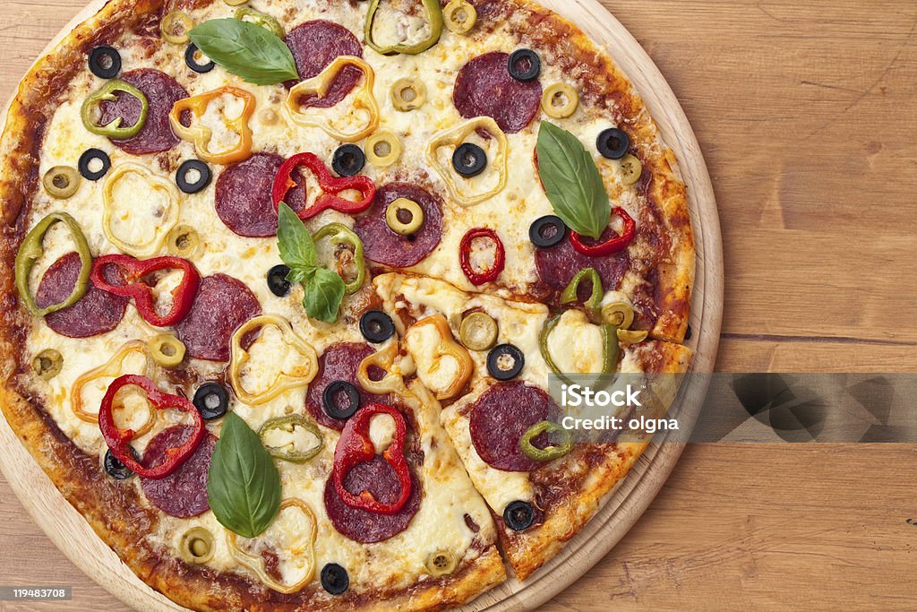 Salame e pizza de legumes - Foto de stock de Alimentação Não-saudável royalty-free