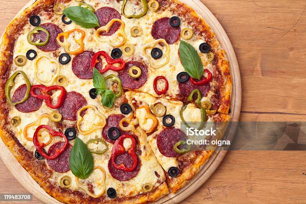Foto de Salame E Pizza De Legumes e mais fotos de stock de Alimentação Não-saudável - Alimentação Não-saudável, Almoço, Assado no Forno