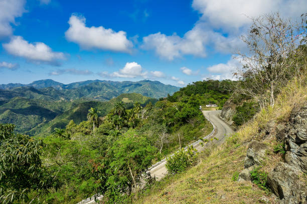 montañas en la carretera de la farola cerca de baracoa en cuba - guantanamo bay fotografías e imágenes de stock