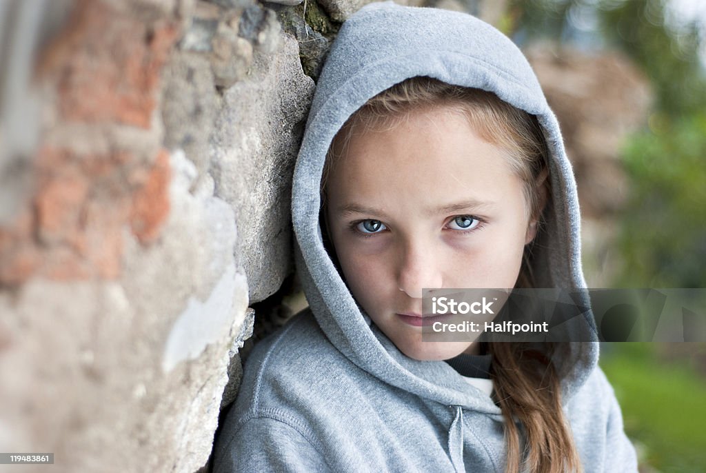 Triste niño - Foto de stock de Sin techo libre de derechos