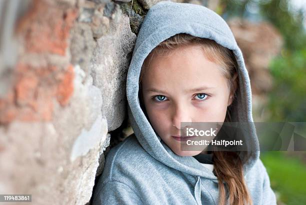 Triste Niño Foto de stock y más banco de imágenes de Sin techo - Sin techo, Pobreza, Adolescente